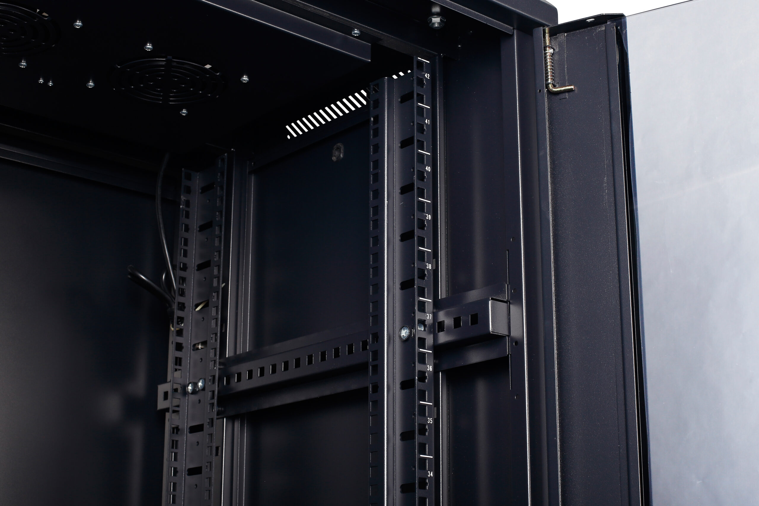 SNB8142CI 800*1000*42U Front door C type tempered glass I type vented door 2pcs removable panels